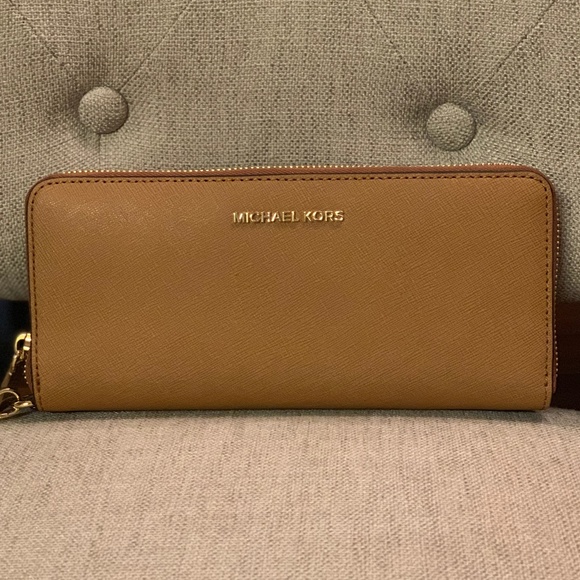 Michael Kors Handbags - Michael Kors Leather Continental Wristlet